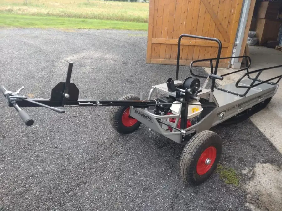 Älgen, bandvagn med dragstång och hjul, sedd snett framifrån